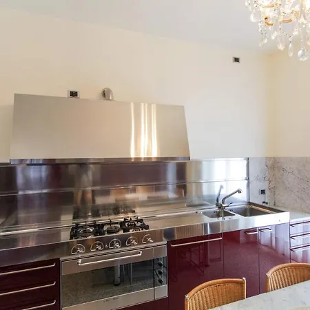 Sleeps 10 Pool Air Con Wifi Stresa