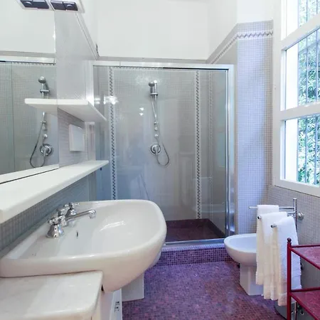 Sleeps 10 Pool Air Con Wifi Stresa