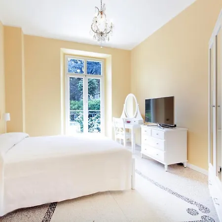 Sleeps 10 Pool Air Con Wifi Stresa